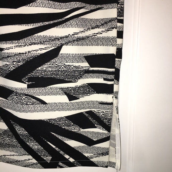 🖤 Pencil Skirt 🖤 - Picture 3 of 4