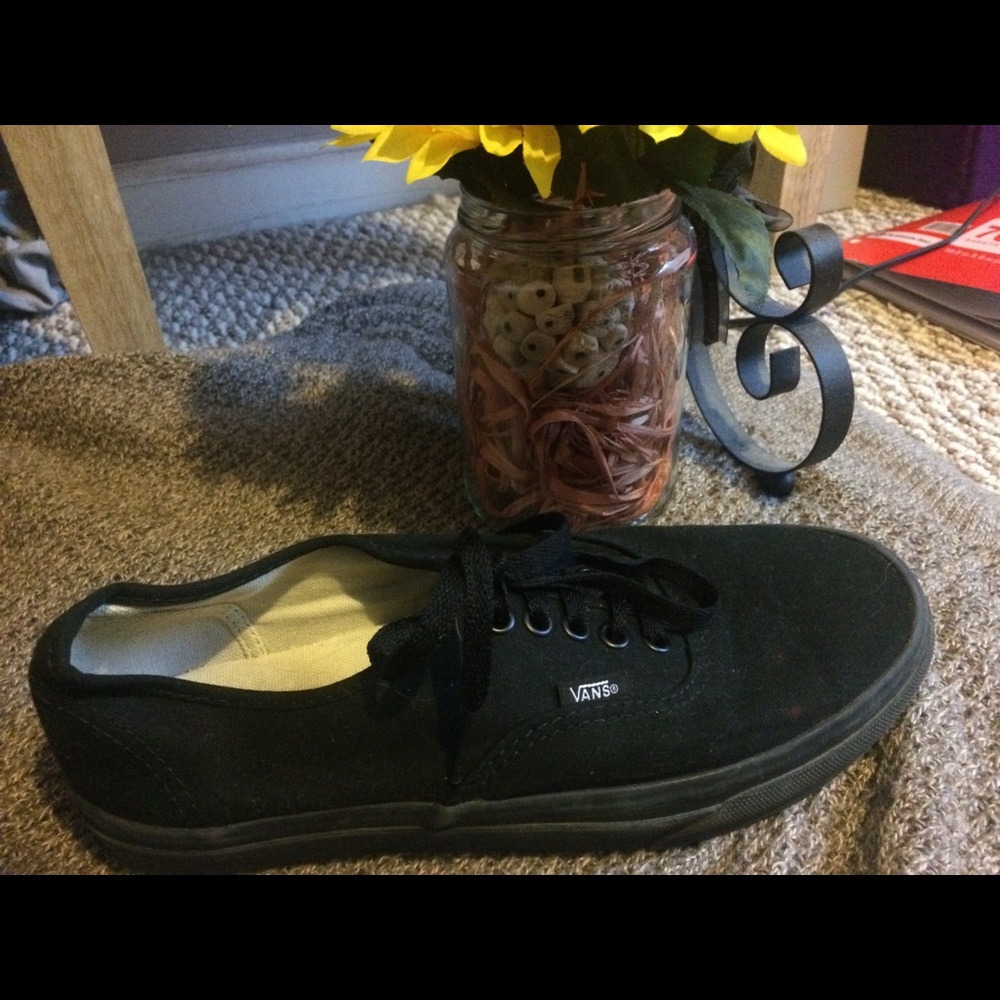 Black low vans sneaker