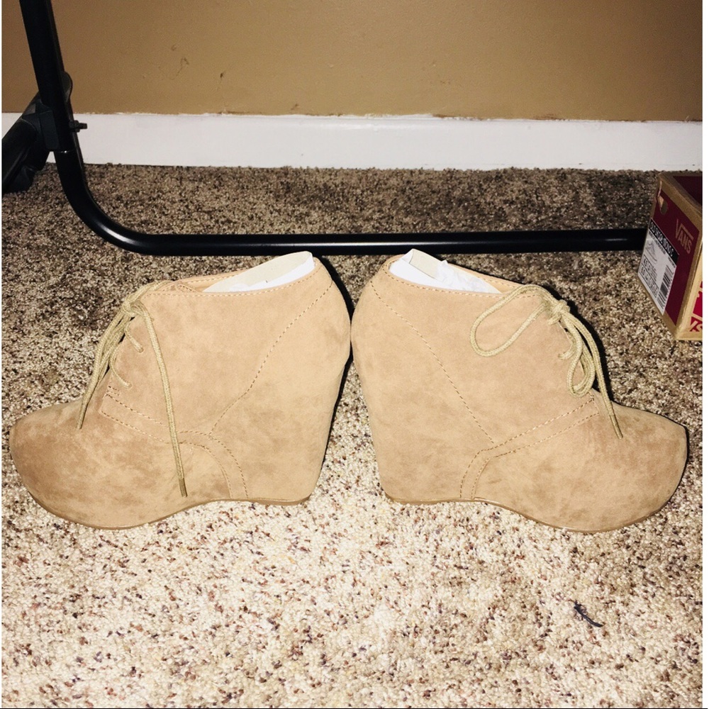 Never worn. - Picture 2 of 4