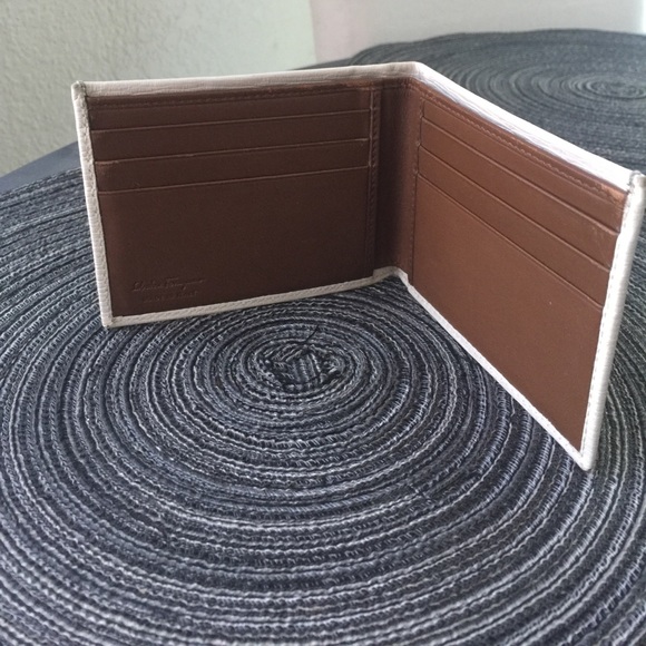 White Leather Salvatore Ferragamo Men’s Wallet - Picture 3 of 3