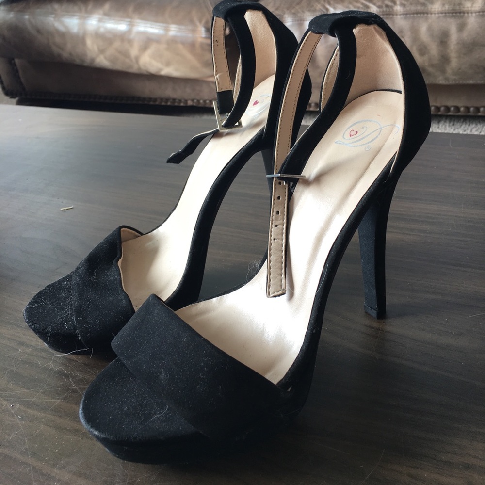 Black heel with platform