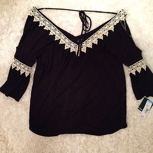 NWT Black & White Bohemian Bell Bottom Sleeve Top
