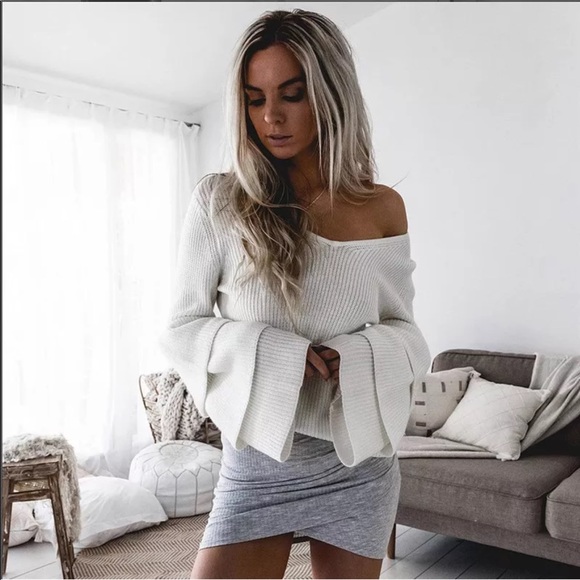 🔥SALE! New! Aria V-Neck Bell Sleeve Sweater - Picture 3 of 6