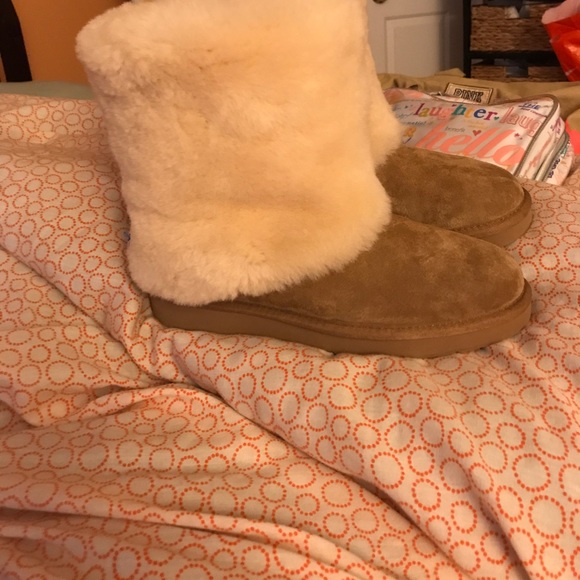 Uggs ! Size 7! Practically Brand New!!! Worn Once - Picture 1 of 5