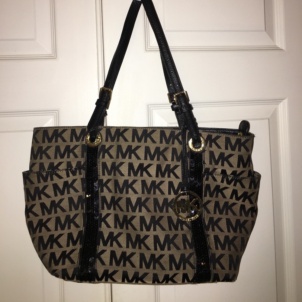 micheal kors signature pocket book