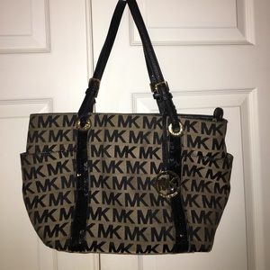 micheal kors signature pocket book