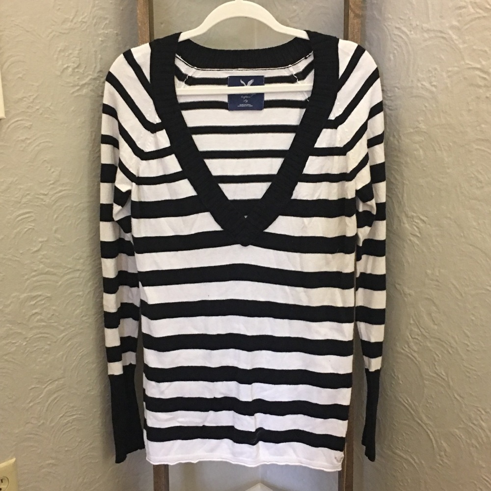 EXCELLENT CONDITION AEO v neck stripped sweater