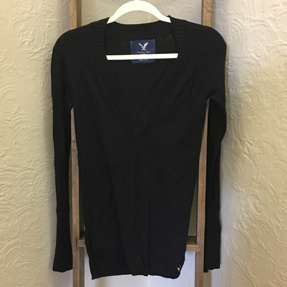 EXCELLENT CONDITION AEO v neck sweater. - Picture 1 of 3