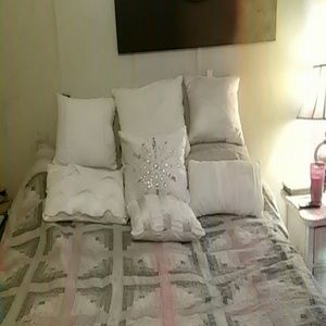 7 beautiful decorative LOT throw pillows