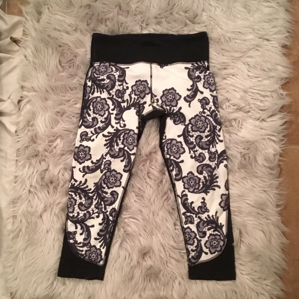 LuluLemon Fitted Crop Leggings Size 6