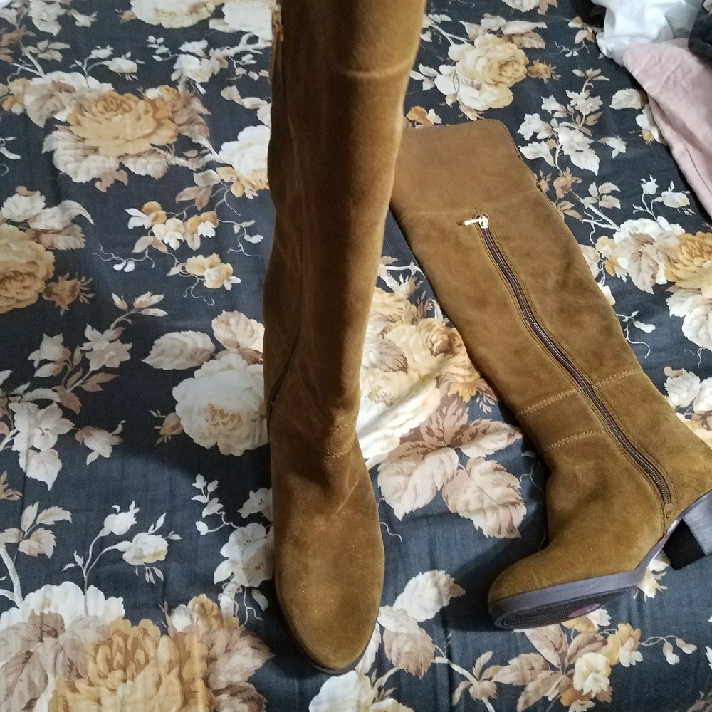 TOMMY HILFIGER OLIVE/BROWN SUEDE BOOTS.