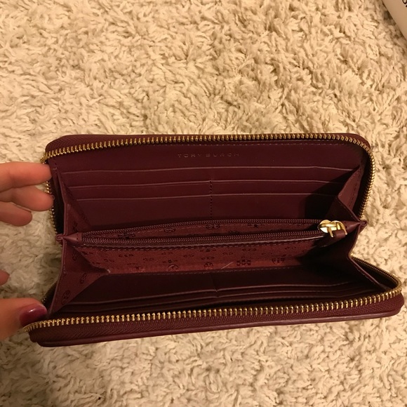 Tory Burch Leather Continental Wallet - Picture 4 of 8