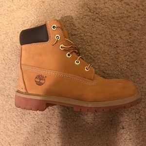 Wheat Timberlands ~ kids size 6 = Women 7.5/8