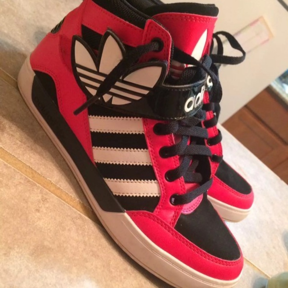 Adidas Size 6💘