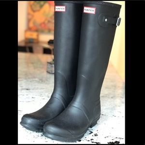 LIKE NEW matte black hunter boots