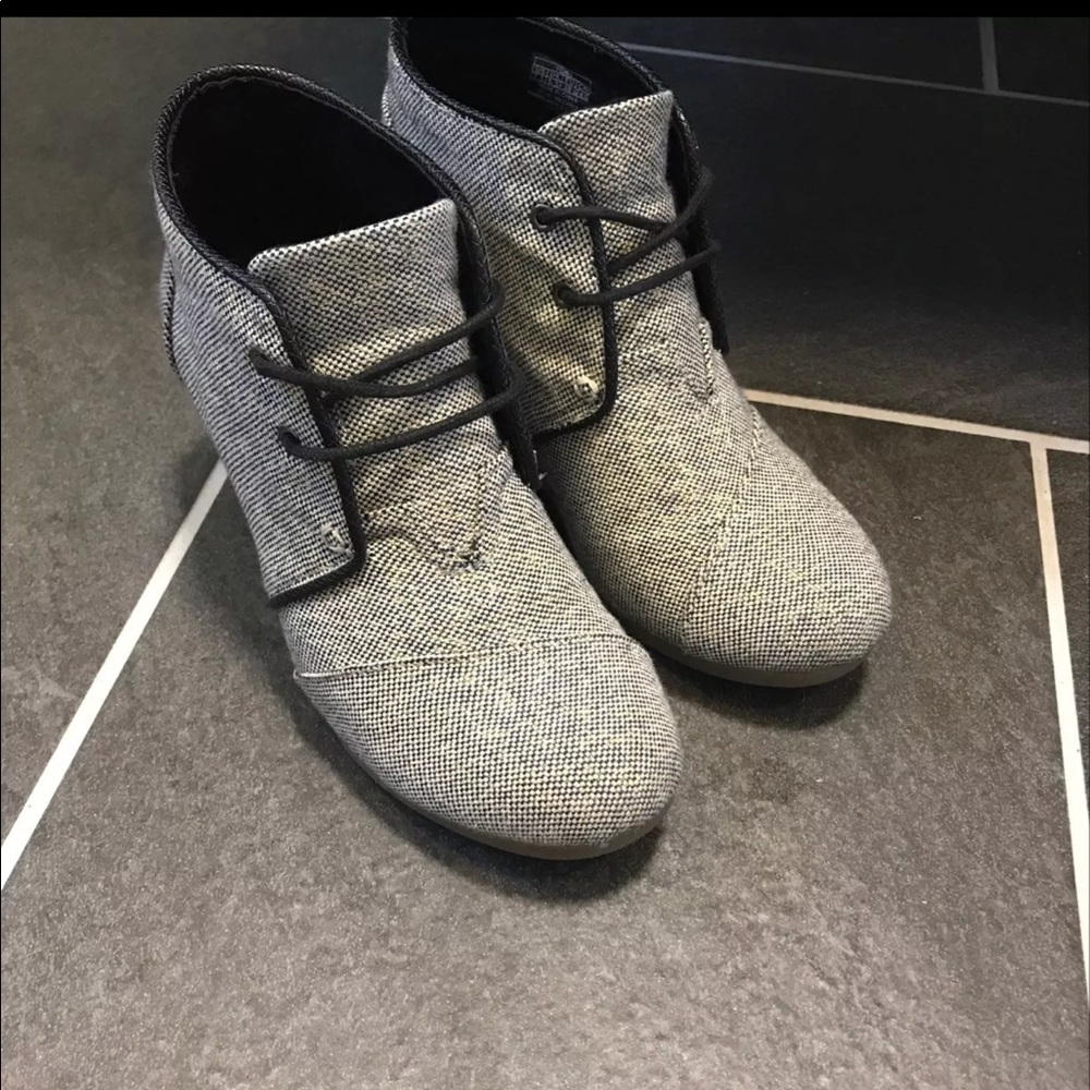 In great condition toms booties