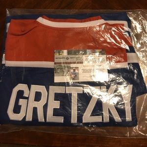 Wayne Gretzky signed Oilers jersey.