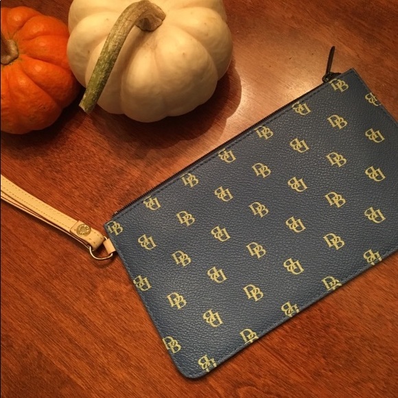 Dooney & Bourke Handbags - ⚡️FLASH SALE: Genuine Dooney & Bourke clutch