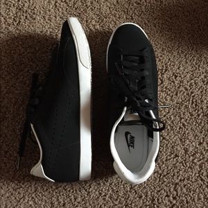 Nike Women's Court Casual shoe