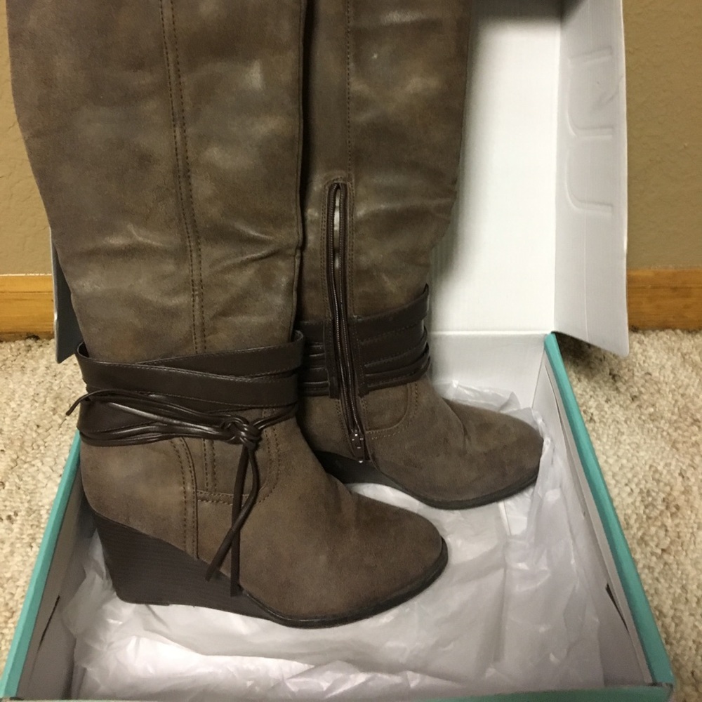 Excellent Condition!! Only worn once.