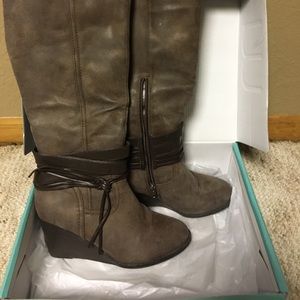 Excellent Condition!! Only worn once.