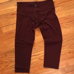 Burgundy Lululemon cropped leggings