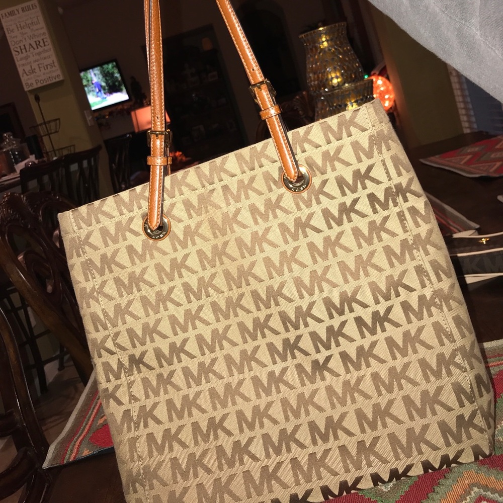 Michael Kors purse💯 Authentic very clean bag