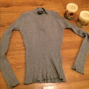Long sleeve V-neck knit shirt