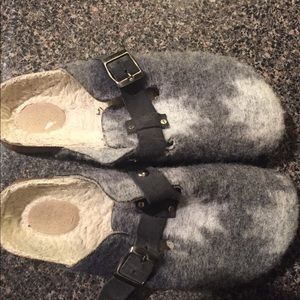 AEO clogs sz 9