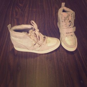 Jennifer Lopez Beige & Gold Sneaker Wedges!