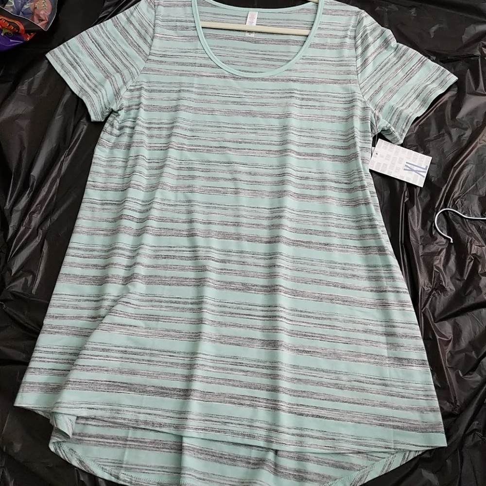 NWT LulaRoe classic tee