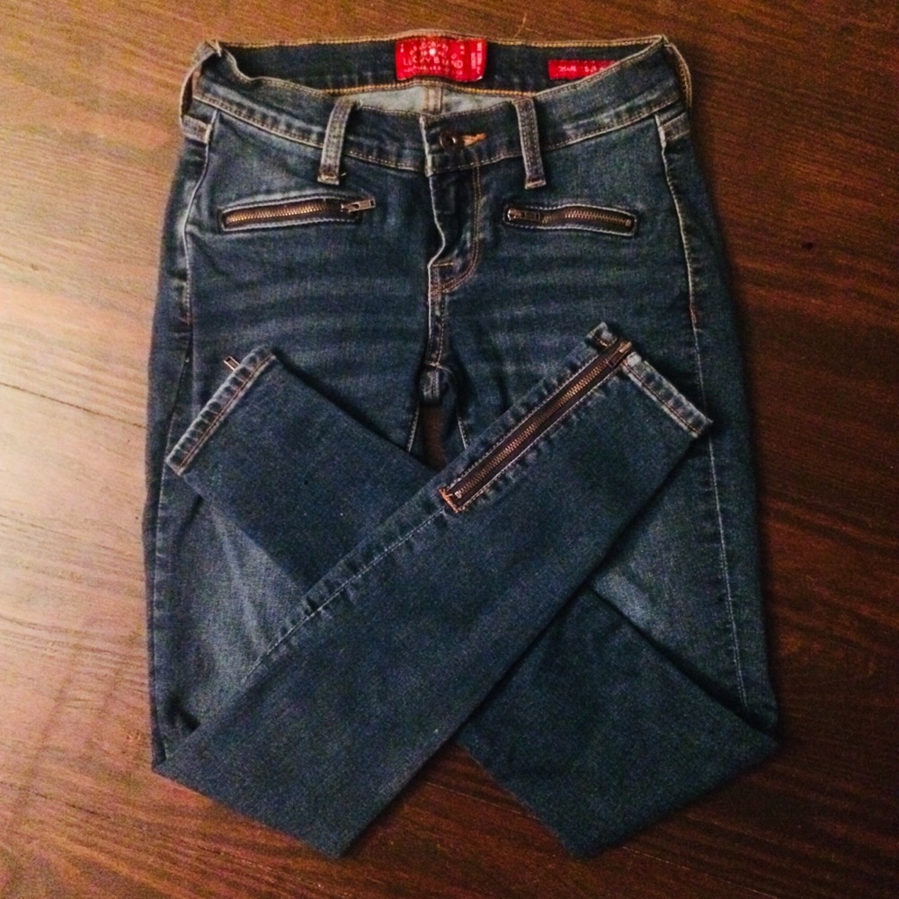 Lucky Brand Skinny Jeans With Zipper Detail 🍀