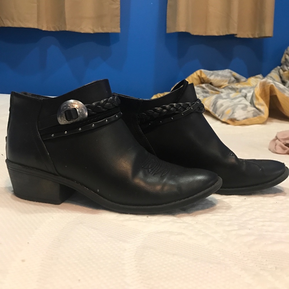 Ankle cut Western bootie