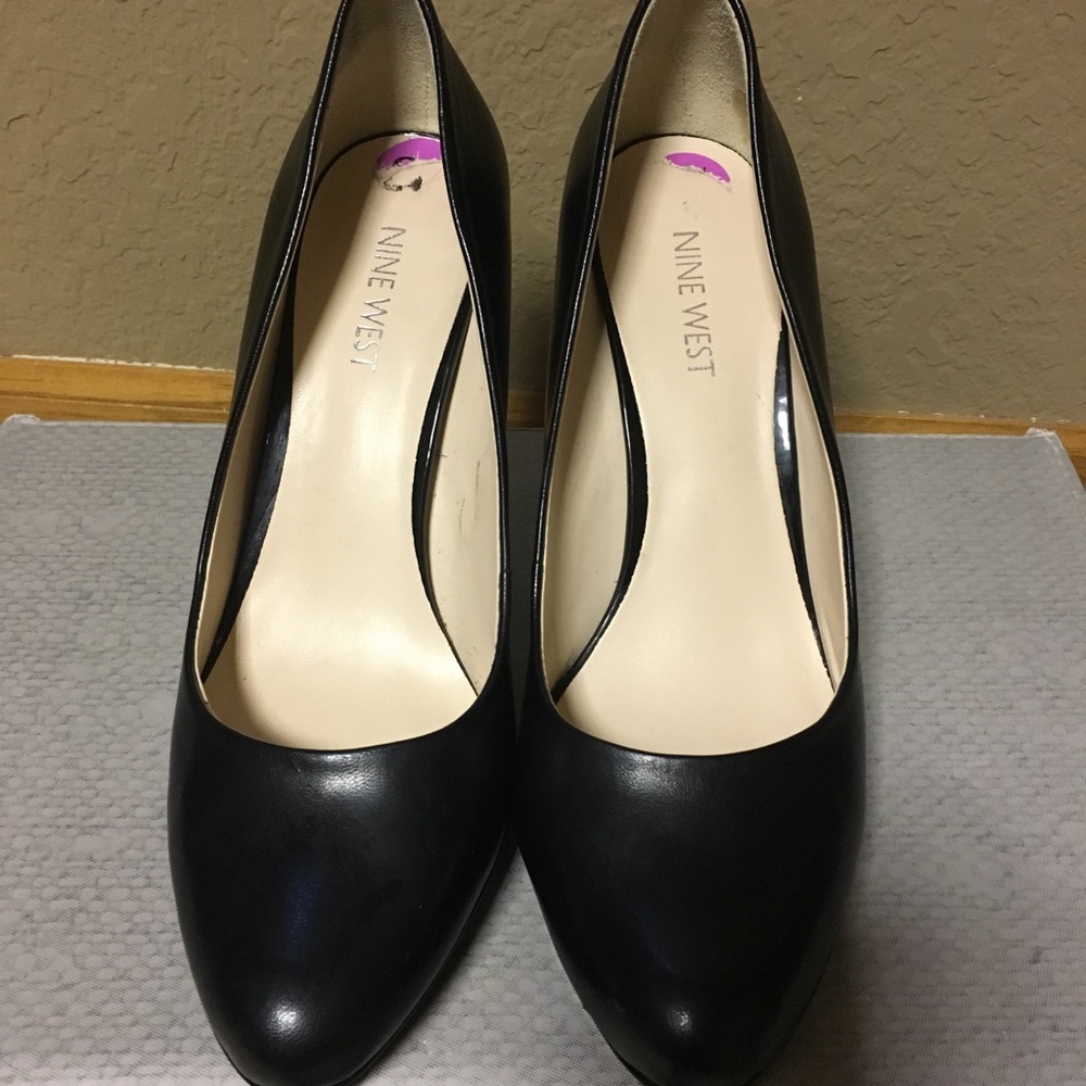 NINE WEST pumps!! An everyday heel.
