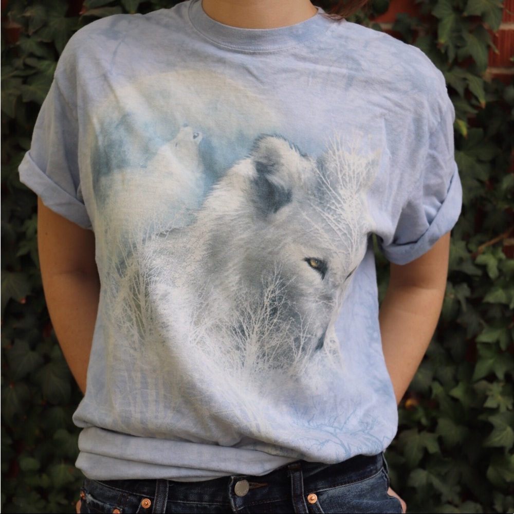 {the Mountain} Light Blue Wolf short sleeve tee