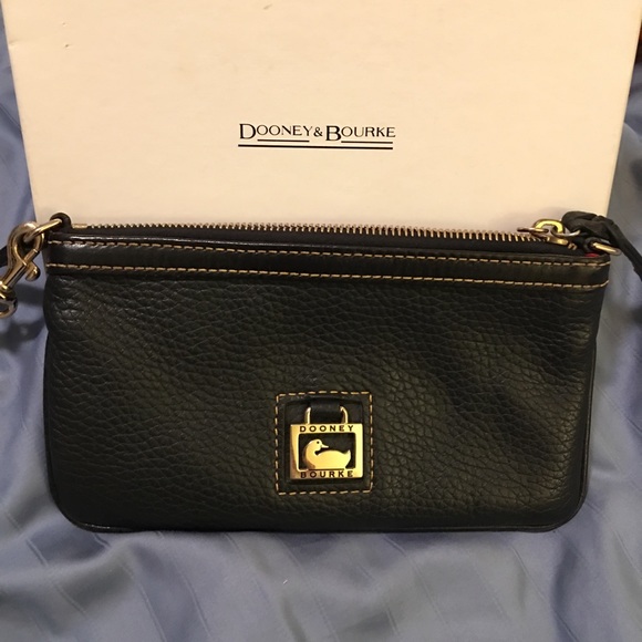 Dooney & Bourke black wristlet - Picture 1 of 2
