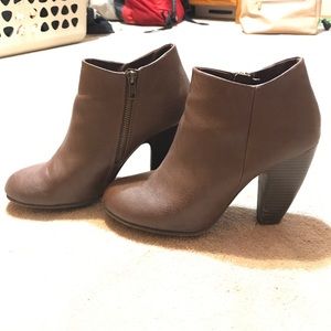 Versona Booties Size 9