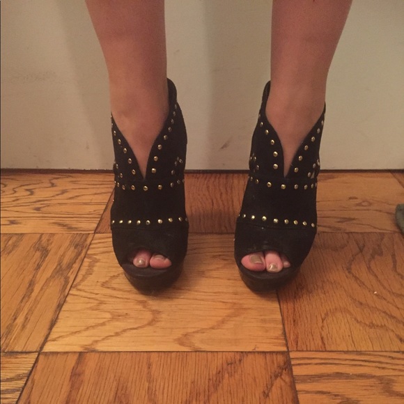 Steve Madden Black Suede Gold Studded Heels - Picture 1 of 5