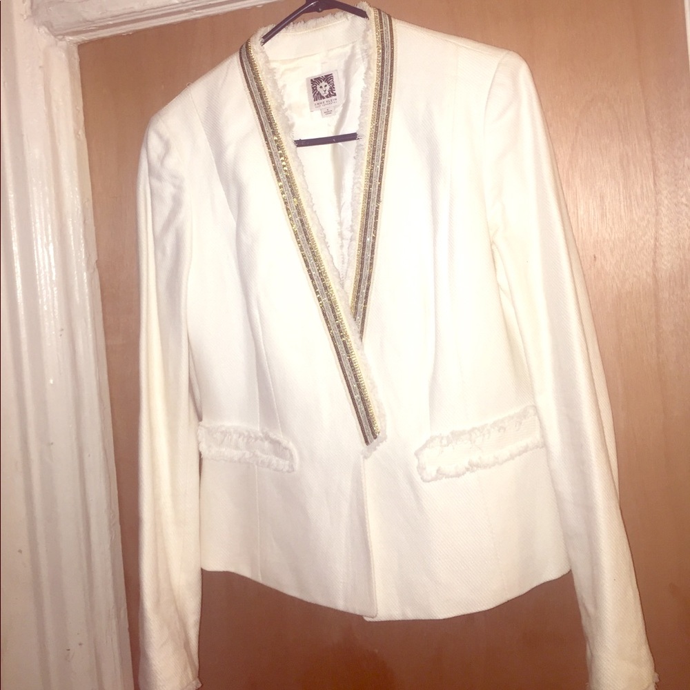 Chic ivory blazer w fringed edges, gold trim. Sz 8