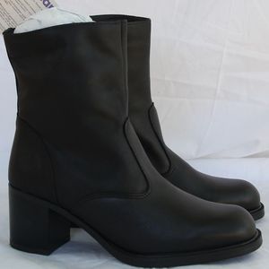 La Canadienne Ankle Booties With Side Zipper