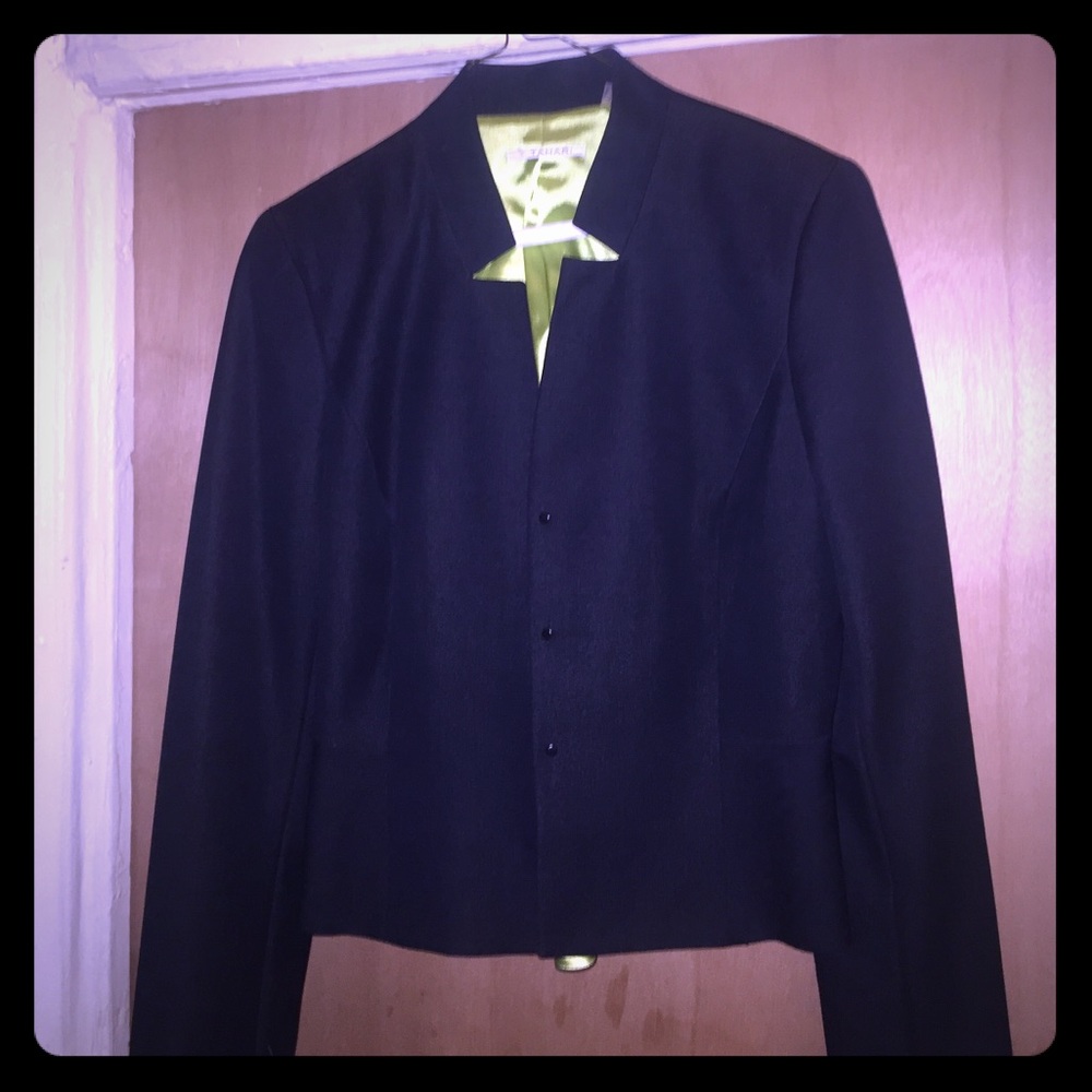 Sexy navy blazer perfect for this fall weather