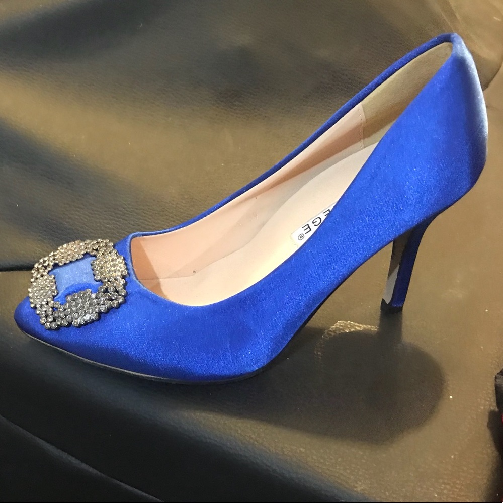 NWOT Blue satin-like with brooch