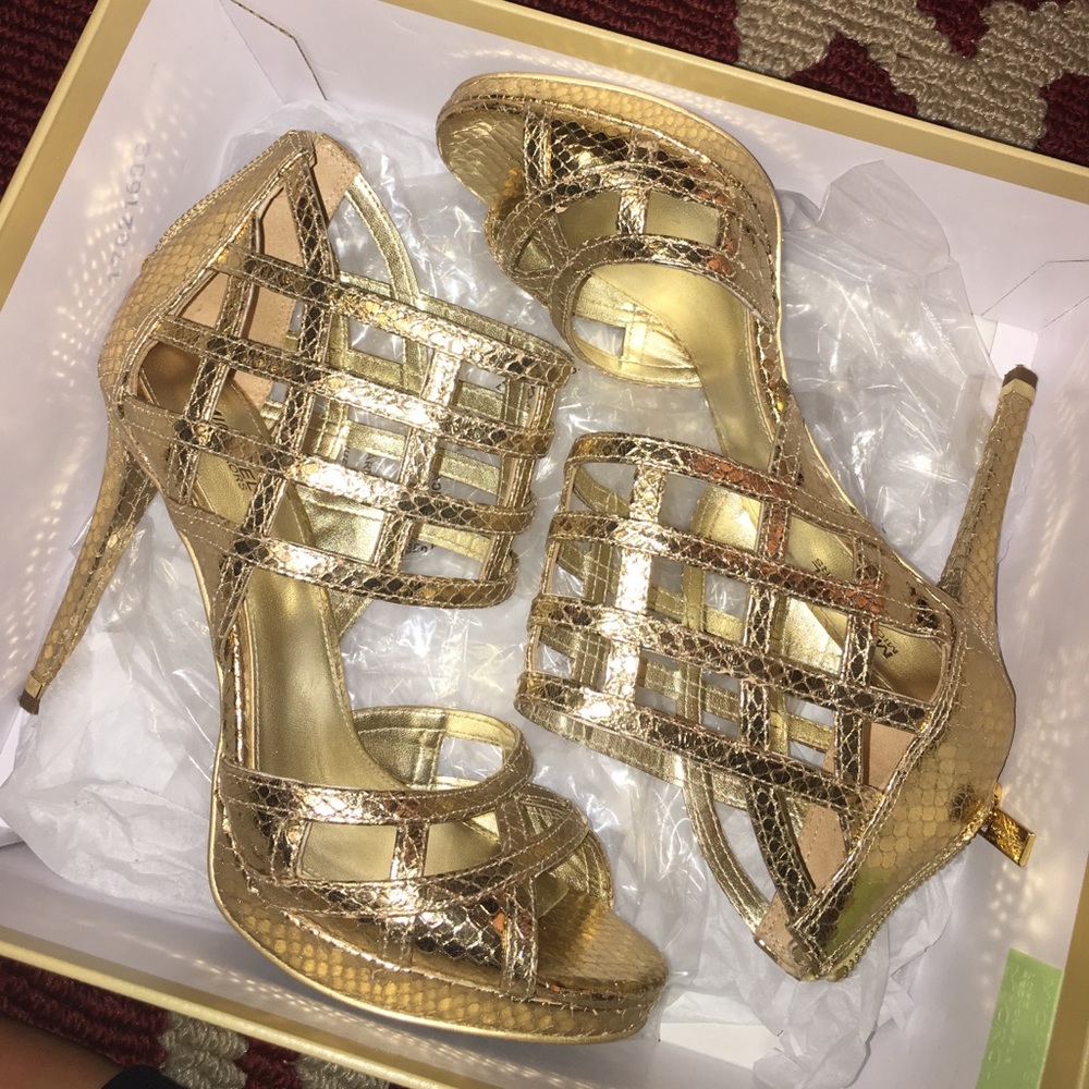 Gold michael kors pumps