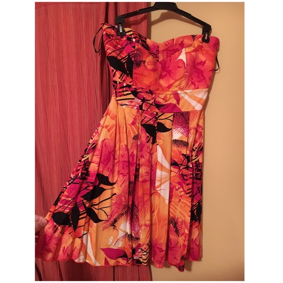 Dresses & Skirts - Strapless dress