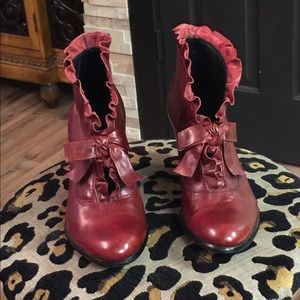 Ruffled ankle boot size 6 1/2