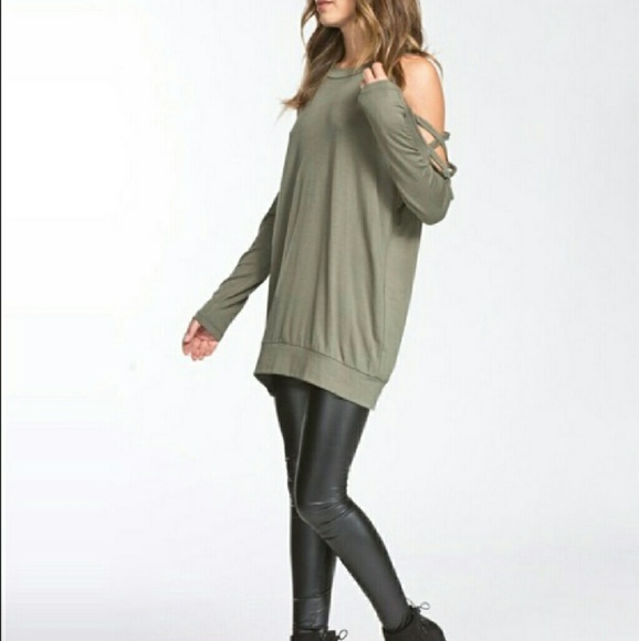 ๐ Cold Shoulder Criss Cross Top - Picture 2 of 2
