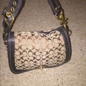 Signature Coach Shoulder bag