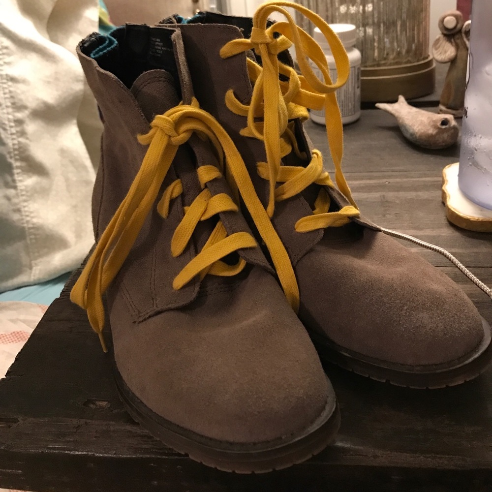 Women's Steve Madden Rawlings style boots w/ laces