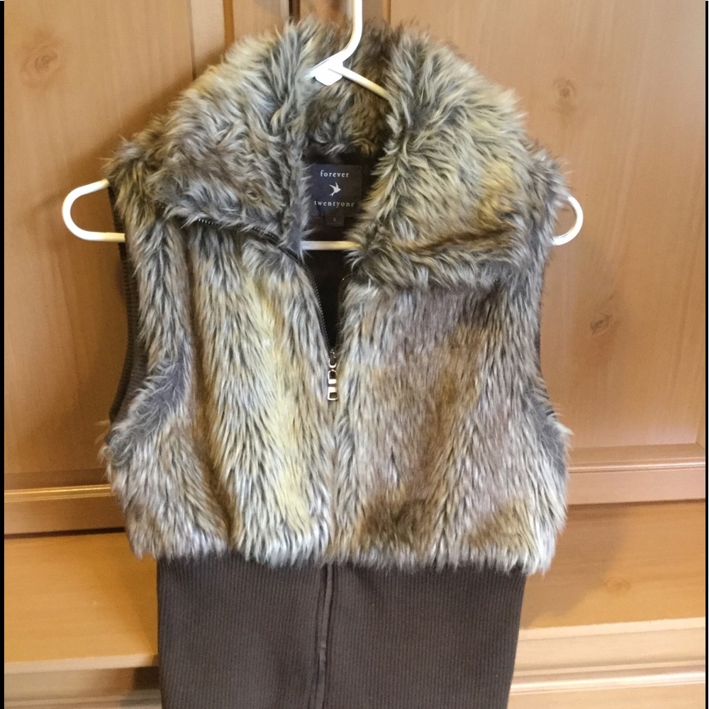 Forever 21 Faux Fur Vest w/zipper & ribbed waist