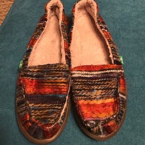 Cute Sanuk fleece lined flats size 11